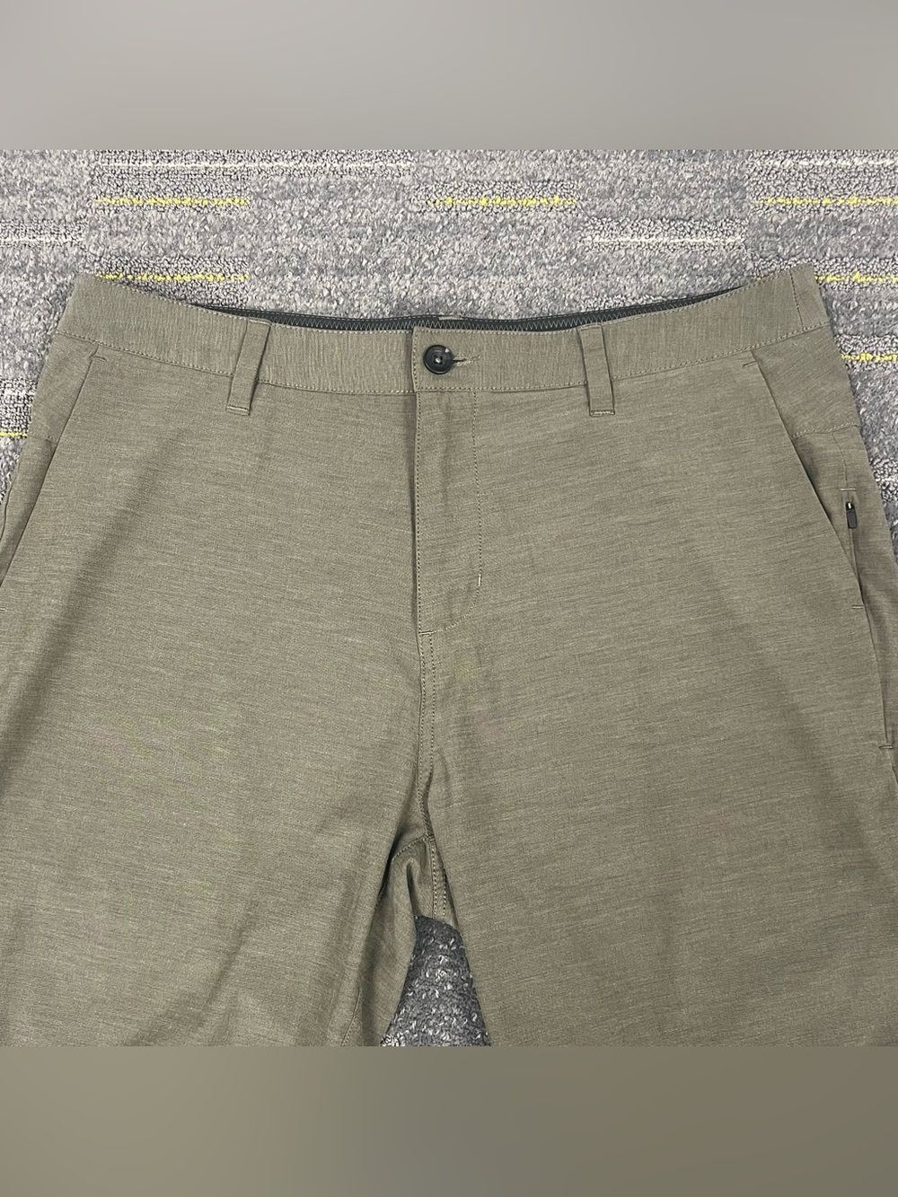 Vuori Aim Shorts Mens 34 Gray Performance Stretch Tech Golf Lightweight V368 - Picture 2 of 9